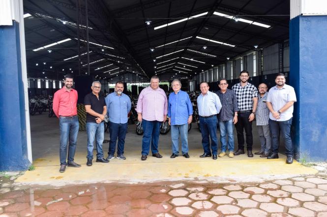 “Estamos aqui para ouvir, oferecer suporte e implementar as melhorias necessárias em diversos aspectos nas áreas dos Distritos Industriais do Pará”, declarou o presidente da Companhia de Desenvolvimento Econômico do Pará (Codec), Lutfala Bitar, nesta quinta-feira, 28, durante visita ao Distrito Industrial de Icoaraci, localizado na região metropolitana de Belém (RMB).

FOTO: ASCOM / CODEC
DATA: 03.03.2019
BELÉM - PA <div class='credito_fotos'>Foto: ASCOM / CODEC   |   <a href='/midias/2019/originais/b307e322-be6f-4da6-bdbf-d603068cab4e.jpg' download><i class='fa-solid fa-download'></i> Download</a></div>