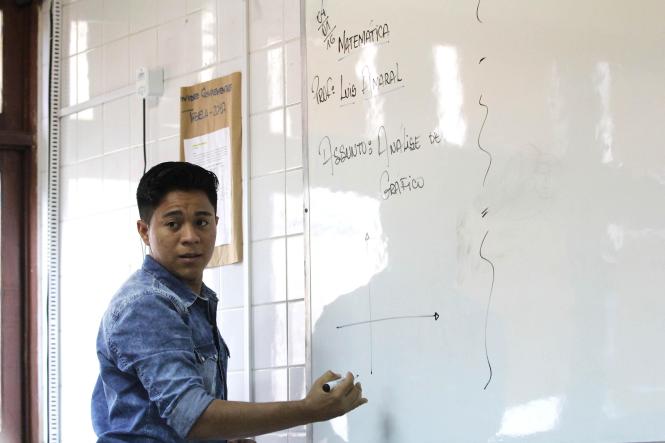 Luís Amaral, professor coordenador do cursinho alternativo da Uepa.

FOTO:  NAILANA THIELY
DATA: 04.01.16
BELÉM-PARÁ <div class='credito_fotos'>Foto: Naylana Thiely   |   <a href='/midias/2019/originais/b30bc57e-3982-453e-8c84-0eb275787099.jpg' download><i class='fa-solid fa-download'></i> Download</a></div>