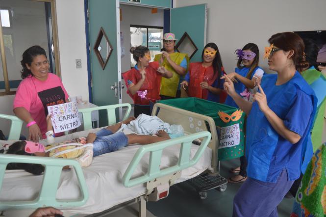 	Carna Metrô anima pacientes internados no Hospital Metropolitano.

FOTO: ASCOM / DIVULGAÇÃO
DATA: 04.03.2019
BELÉM - PARÁ <div class='credito_fotos'>Foto: ASCOM / HMIB   |   <a href='/midias/2019/originais/b31cb1a9-e0a9-4abf-a2e5-dfc3b3c22ef2.jpg' download><i class='fa-solid fa-download'></i> Download</a></div>