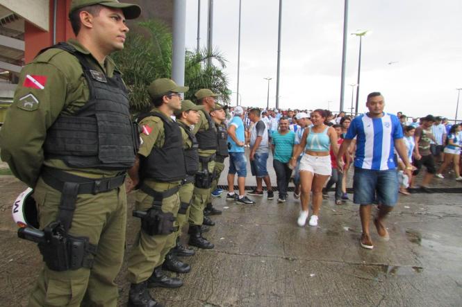 A Polícia Militar vai atuar com 710 homens nas ações de policiamento ostensivo geral, no próximo domingo (24), durante o clássico Remo x Paysandu, no Estádio Olímpico do Pará, o Mangueirão. Integram o efetivo destacado para o clássico militares dos comandos de Policiamento da Capital I e II (CPC I e II), de Missões Especiais (CME), de Policiamento Ambiental (CPA) e de Policiamento Especializado (CPE), além do Centro de Inteligência da PM. O evento faz parte da tabela de jogos do Campeonato Paraense da 1ª Divisão de Futebol Profissional de 2019, organizado pela Federação Paraense de Futebol, evento tradicional do calendário esportivo do Estado, e que sempre atrai um público expressivo.
FOTO: ASCOM / PMPA
DATA: 21.03.2019
BELÉM - PA <div class='credito_fotos'>Foto: ASCOM / PMPA   |   <a href='/midias/2019/originais/b33d174b-b4c3-4aa4-9147-1441b2200f57.jpg' download><i class='fa-solid fa-download'></i> Download</a></div>