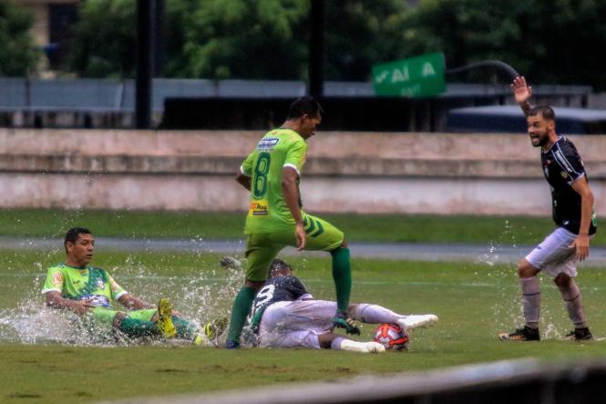 Mais de 10 mil pessoas fizeram a festa no primeiro jogo da final do Campeonato Paraense de 2019, o “Banparazão”. Mesmo com a chuva, a partida entre as equipes do Independente e do Clube do Remo foi um belo espetáculo para todos que compareceram ao Estádio Olímpico do Pará, o Mangueirão, neste domingo (14). O Galo Elétrico levou a melhor com o placar de 1 a 0.

FOTO: RICARDO AMANAJÁS / AGÊNCIA PARÁ
DATA: 15.04.2019
BELÉM - PARÁ <div class='credito_fotos'>Foto: Ricardo Amanajás / Ag. Pará   |   <a href='/midias/2019/originais/b351bad3-6f6b-4b05-8964-90735bdbc63f.jpg' download><i class='fa-solid fa-download'></i> Download</a></div>