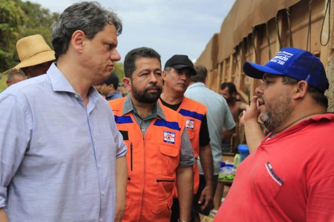 Uma comitiva do Governo do Pará vistoriou e percorreu, na quarta-feira (6), os pontos críticos da BR-163, entre Morais de Almeida e Novo Progresso, principalmente no trecho conhecido como Serra da Anita, onde vistoriaram as obras emergenciais realizadas no local. O objetivo é conseguir a liberação, o quanto antes, dos trechos congestionados após as fortes chuvas que ocorreram no local esta semana e deixaram a pista escorregadia e sem trafegabilidade.


FOTO: NAYAN GOMES / DIVULGAÇÃO
DATA: 07.03.2019
BELÉM - PARÁ <div class='credito_fotos'>Foto: Nayan Gomes / Divulgação   |   <a href='/midias/2019/originais/b37bf757-48f8-43e8-a4af-c0012cc3b058.jpg' download><i class='fa-solid fa-download'></i> Download</a></div>