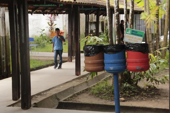 A aula de educação ambiental é diferente na Escola Estadual de Ensino Infantil e Fundamental Professora Esther Bandeira Gomes, no bairro da Sacramenta, em Belém. Alunos do ensino fundamental aprendem de forma interativa, prática e divertida as questões ligadas ao meio ambiente desde que o Projeto Complexo Bolonha chegou à escola, há três anos. A iniciativa realizada pela Companhia de Saneamento do Pará (Cosanpa), em parceria com a Caixa Econômica Federal, leva ações socioeducativas para instituições de ensino públicas em áreas beneficiadas com obras de ampliação do sistema de tratamento de água, na Região Metropolitana de Belém.

FOTO: JADER PAES / AG. PARÁ
DATA:25.02,2019
BELÉM - PARÁ <div class='credito_fotos'>Foto: JADER PAES / AGÊNCIA PA   |   <a href='/midias/2019/originais/b380631d-cb37-4ec5-a397-9d4e741d6fb6.jpg' download><i class='fa-solid fa-download'></i> Download</a></div>