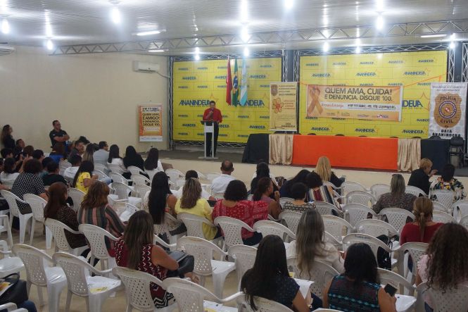 A Polícia Civil do Pará promoveu, na manhã desta sexta-feira (17), por meio da Diretoria de Atendimento a Grupos Vulneráveis (DAV), uma roda de conversa alusiva ao Dia Nacional de Combate ao Abuso e Exploração Sexual de Crianças e Adolescentes. Durante a programação, foram debatidas ações voltadas à prevenção e ao combate ao abuso e exploração sexual de crianças e adolescentes, no auditório da Secretaria Municipal de Educação (Semed) de Ananindeua, na Região Metropolitana de Belém, órgão parceiro do evento.

FOTO: ASCO / POLÍCIA CIVIL
DATA: 17.05.2019
BELÉM - PARÁ <div class='credito_fotos'>Foto: Ascom / Policia Civil   |   <a href='/midias/2019/originais/b3adc4d9-99bb-402f-9821-15b14f3b0869.jpg' download><i class='fa-solid fa-download'></i> Download</a></div>