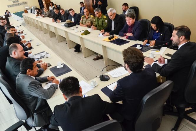 Os gestores dos órgãos integrados de segurança pública apresentaram na tarde desta quarta-feira (13), na Assembleia Legislativa do Pará (Alepa), as ações dos dois primeiros meses do Governo Helder Barbalho na área de segurança pública, que neste período já resultaram na redução de crimes violentos no Pará. O titular da Segup, Ualame Machado, apresentou os números aos deputados Toni Cunha, presidente da Comissão de Segurança, e Delegado Caveira, vice-presidente; e aos demais membros, deputados Nilton Neves, Miro Sanova, Michele Begot, Paula Gomes; o deputado Francisco Melo Filho (Chicão), líder do governo na Alepa, e o deputado convidado Eliel Faustino.

FOTO: ELIELSON MODESTO / ASCOM SEGUP
DATA: 13.03.2019
BELÉM - PA <div class='credito_fotos'>Foto: Elielson Modesto / Ascom Segup   |   <a href='/midias/2019/originais/b3d30a0e-7344-4548-a5bf-47e42caa51a4.jpg' download><i class='fa-solid fa-download'></i> Download</a></div>