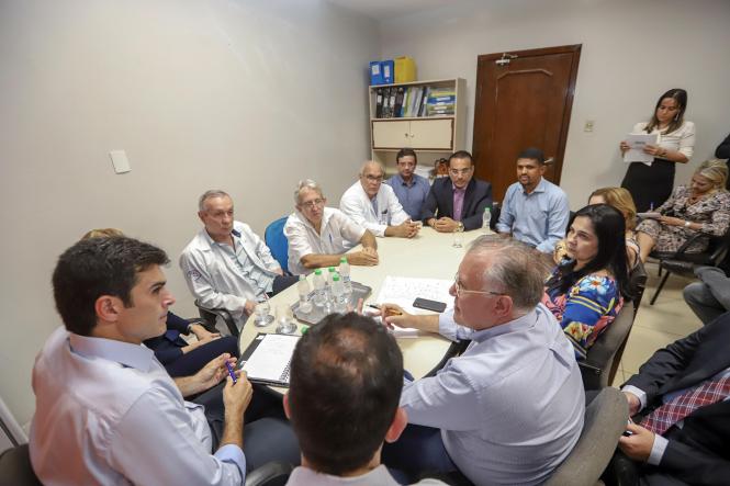 O governador do Estado e a primeira dama, Helder e Daniela Barbalho, consideraram inadequada e grave a situação estrutural e de atendimento do Hospital Ophir Loyola, durante visita na manhã desta terça-feira (12). A unidade de saúde é um centro de alta complexidade em oncologia no Pará e referência em neurocirurgia, nefrologia e transplantes. O hospital que realiza uma média de 3.500 atendimentos e de 325 internações mensais. Segundo Helder, que fez questão de estar presente para observar, ouvir e saber da realidade dos serviços de saúde para aqueles que necessitam do tratamento de combate ao câncer junto com seus familiares, a situação é dramática e inaceitável.

FOTO: MARCO SANTOS / AG. PARÁ
DATA: 12.02.2019
BELÉM - PARÁ <div class='credito_fotos'>Foto: Marco Santos / Ag. Pará   |   <a href='/midias/2019/originais/b4695443-e54a-44fe-ae38-2e425f9ca33a.jpg' download><i class='fa-solid fa-download'></i> Download</a></div>