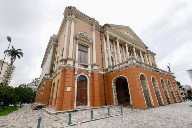 O Theatro da Paz, um dos locais mais representativos e importantes da cultura paraense, com 141 anos de história, passará por obras de manutenção e restauro nos próximos meses. A reforma ocorre em função de problemas na cobertura estrutural do prédio, que vem causando infiltrações e fissuras no forro de estuque, além de haver a presença de vegetação aérea na fachada.

FOTO: WAGNER SANTANA - AGÊNCIA PARÁ
DATA: 12.03.2019
BELÉM - PA <div class='credito_fotos'>Foto: Wagner Santana / Ag. Pará   |   <a href='/midias/2019/originais/b498771c-2a5a-4462-8e6f-ec405fb3f788.jpg' download><i class='fa-solid fa-download'></i> Download</a></div>