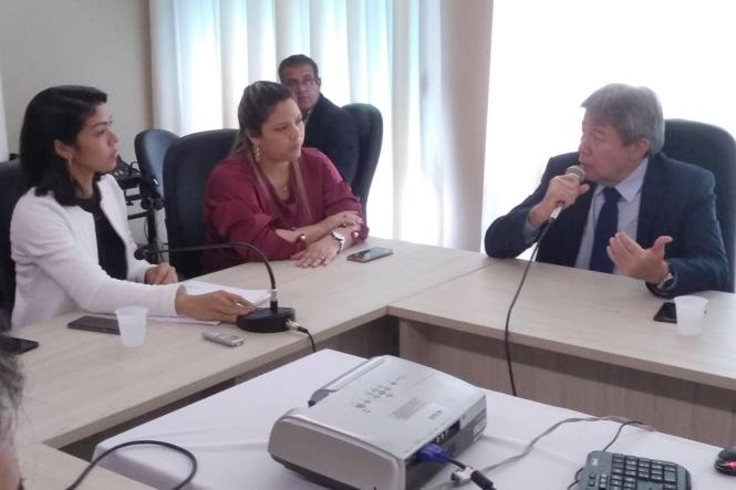 Investimentos em logística e infraestrutura, qualificação de mão de obra e incremento de ações de divulgação, publicidade e marketing foram alguns dos tópicos discutidos na reunião de trabalho entre o secretário de Estado de Desenvolvimento Econômico, Iran Lima, e deputados estaduais, na Assembleia Legislativa do Pará (Alepa), na tarde desta quarta-feira (27). O secretário atendeu ao convite da Comissão de Turismo do Legislativo, presidida pela deputada Paula Gomes (PSD), e apresentou em detalhes os desafios de buscar opções de desenvolvimento e fortalecimento do segmento turístico no Pará.

FOTO:  VALÉRIA NASCIMENTO
DATA: 28.03.2019
BELÉM - PA <div class='credito_fotos'>Foto: VALÉRIA NASCIMENTO / ASCOM SEDEME   |   <a href='/midias/2019/originais/b4b81e9a-d6d3-4b4a-9a58-05455b8bc45d.jpg' download><i class='fa-solid fa-download'></i> Download</a></div>