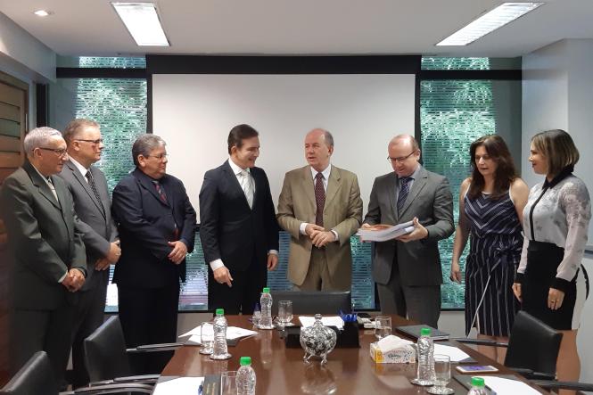 O Balanço Geral do Estado do Pará (BGE) de 2018, entregue nesta segunda (8), para análise do Tribunal de Contas do Estado (TCE), mostra que o Pará fechou o ano com déficit primário de R$ 1,432 bilhão e déficit orçamentário, resultado da diferença entre total de receitas e despesas, de R$ 587 milhões. Após a análise, o tribunal emitirá um parecer prévio e enviará à Assembleia Legislativa, para um parecer final, que será votado em plenária, para aprovação ou não das contas estaduais.

FOTO: ASCOM SEFA
DATA: 08.04.2019
BELÉM - PA <div class='credito_fotos'>Foto: ASCOM / SEFA   |   <a href='/midias/2019/originais/b4c02913-2ad4-4c8f-b9b7-7d918b05e77b.jpg' download><i class='fa-solid fa-download'></i> Download</a></div>