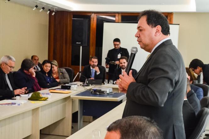 Os gestores dos órgãos integrados de segurança pública apresentaram na tarde desta quarta-feira (13), na Assembleia Legislativa do Pará (Alepa), as ações dos dois primeiros meses do Governo Helder Barbalho na área de segurança pública, que neste período já resultaram na redução de crimes violentos no Pará. O titular da Segup, Ualame Machado, apresentou os números aos deputados Toni Cunha, presidente da Comissão de Segurança, e Delegado Caveira, vice-presidente; e aos demais membros, deputados Nilton Neves, Miro Sanova, Michele Begot, Paula Gomes; o deputado Francisco Melo Filho (Chicão), líder do governo na Alepa, e o deputado convidado Eliel Faustino.

FOTO: ELIELSON MODESTO / ASCOM SEGUP
DATA: 13.03.2019
BELÉM - PA <div class='credito_fotos'>Foto: Elielson Modesto / Ascom Segup   |   <a href='/midias/2019/originais/b4c1b1b5-cf28-4d34-a2dd-dd7f5718b5e6.jpg' download><i class='fa-solid fa-download'></i> Download</a></div>