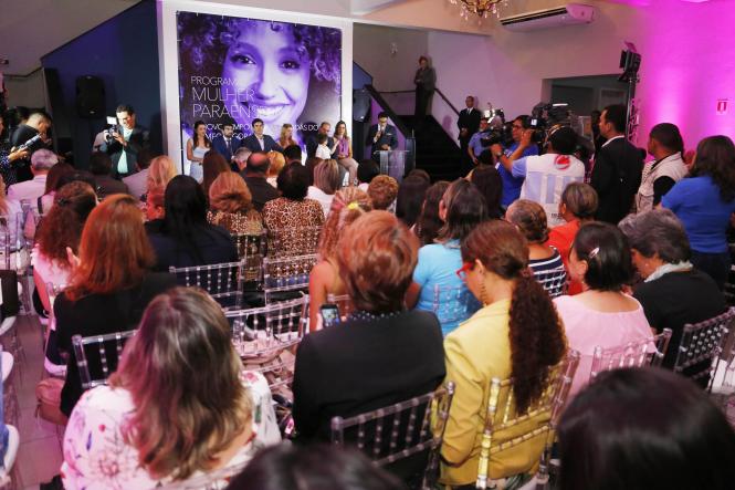 As mulheres paraenses contarão, durante todo o mês de março, com uma vasta programação promovida pelo Governo do Estado, voltada especificamente para elas. O programa “Mulher Paraense”, que reúne 85 iniciativas de órgãos estaduais em todas as regiões do Pará, pretende oferecer mais de sete mil atendimentos nas diferentes áreas de interesse do público feminino, como saúde, educação, oferta de crédito, empreendedorismo e garantia de direitos. O conjunto de ações integradas foi apresentado pelo governador do Estado, Helder Barbalho, no Palácio do Governo, na noite de sexta-feira (8), quando se comemorou o Dia Internacional da Mulher.

FOTO: MARCELO SEABRA / AGÊNCIA PARÁ
DATA: 09.03.2019
BELÉM - PARÁ <div class='credito_fotos'>Foto: Marcelo Seabra / Ag. Pará   |   <a href='/midias/2019/originais/b4ce207e-333e-488d-aac5-864a7170717a.jpg' download><i class='fa-solid fa-download'></i> Download</a></div>