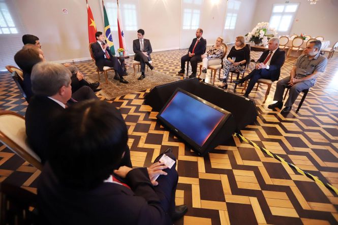 O governador do Estado, Helder Barbalho, e o vice, Lúcio Vale, receberam o presidente da Câmara de Comércio e Indústria Brasil-China, Charles Tang no início da tarde desta segunda-feira (22), no Palácio do Governo, em Belém. O representante chinês apresentou ao chefe do Executivo estadual as oportunidades de investimentos que o país pode fazer no Pará, em áreas como infraestrutura, saneamento básico e mineração.

FOTO: MARCO SANTOS / AGÊNCIA PARÁ
DATA: 22.04.2019
BELÉM - PARÁ <div class='credito_fotos'>Foto: Marco Santos / Ag. Pará   |   <a href='/midias/2019/originais/b4e70080-f8df-4d2c-b6f5-f849b31b34b1.jpg' download><i class='fa-solid fa-download'></i> Download</a></div>