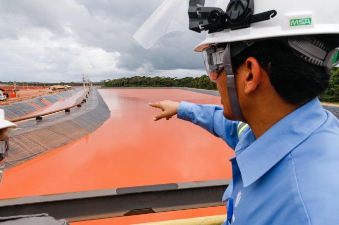 Equipes da Secretaria de Meio Ambiente e Sustentabilidade (Semas) vistoriaram, em Barcarena, a refinaria Alunorte - Alumina Norte do Brasil S.A, nesta sexta-feira (5). A visita técnica foi em caráter extraordinário após a forte chuva de ontem no município.

FOTO: FERNANDO ARAÚJO / AGÊNCIA PARÁ
DATA: 05.04.20189
BARCARENA - PARÁ <div class='credito_fotos'>Foto: Fernando Araújo/Ag. Pará   |   <a href='/midias/2019/originais/b4f9dae4-b8c1-4f25-8aba-f6b8d27e340d.jpg' download><i class='fa-solid fa-download'></i> Download</a></div>