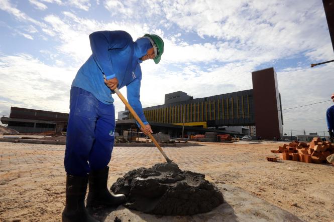 O governador Helder Barbalho vistoriou, nesta sexta-feira (25), as obras do Hospital Regional de Castanhal (HRC), e constatou que já foram investidos R$ 122 milhões em 60% da obra, mas que ainda faltam mais R$ 54 milhões para sua conclusão. Além disso, não foi comprado nenhum equipamento nem incluída previsão orçamentária para essa aquisição, que exigirá um investimento aproximado de R$ 50 milhões.

FOTO: MARCO SANTOS
DATA: 25.01.2019
CASTANHAL - PARÁ <div class='credito_fotos'>Foto: MARCO SANTOS   |   <a href='/midias/2019/originais/b50ff013-e6be-4bdd-ad84-6051a3a2e7f9.jpg' download><i class='fa-solid fa-download'></i> Download</a></div>