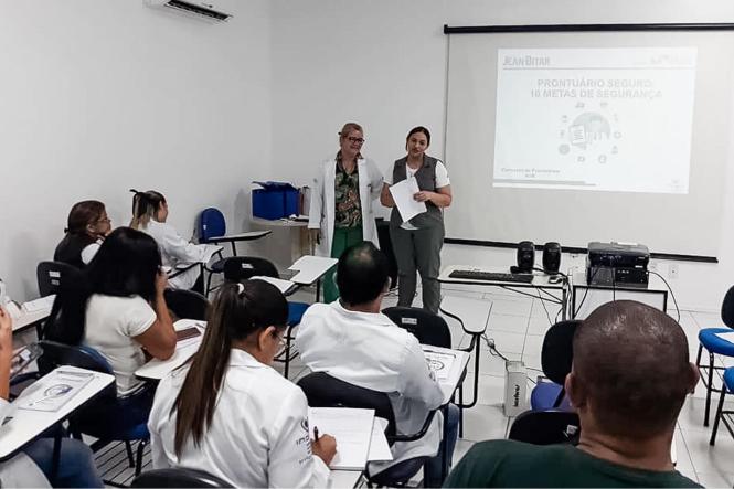 Com o tema “Contribuição Multiprofissional para a Qualidade e Segurança do Paciente”, o I Encontro de Segurança do Paciente do Hospital Jean Bitar promoveu na quinta-feira (11) e na sexta (12) a discussão entre profissionais que atuam na assistência e gestão da saúde. O objetivo foi produzir, sistematizar e difundir conhecimentos sobre segurança do paciente, conforme preconiza o Ministério da Saúde (MS), para aplicá-los na prática com os usuários do Hospital Jean Bitar (HJB), enfatizando a qualidade dos serviços e a eficácia das metas internacionais de segurança do paciente.

FOTO: DIVULGAÇÃO
DATA: 12.04.2019
BELÉM - PA <div class='credito_fotos'>Foto: Divulgação   |   <a href='/midias/2019/originais/b518e2a6-9825-4594-ae1b-9e7a9440f913.jpg' download><i class='fa-solid fa-download'></i> Download</a></div>