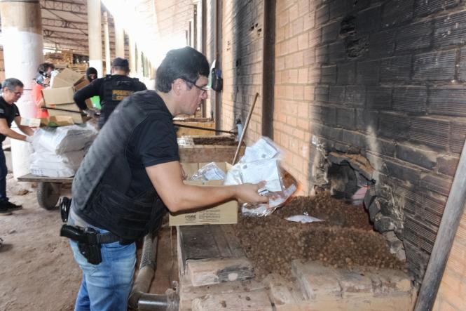 A Polícia Civil do Pará incinerou, na manhã desta segunda-feira (11), cerca de uma tonelada de drogas, dentre elas maconha, cocaína e derivados. A incineração foi realizada em uma indústria de cerâmica, localizada em Marituba, região metropolitana de Belém, após autorização judicial. Segundo o delegado Augusto Potiguar, diretor da Divisão Estadual de Narcóticos (Danarc), a maior parte das drogas foi apreendida no início deste ano e outra parte no primeiro semestre do ano passado, como resultado de operações policiais de combate ao tráfico de drogas. A incineração contou com as presenças de representantes do Ministério Público do Estado e Vigilância Sanitária.

FOTO: ASCOM / POLÍCIA CIVIL
DATA: 11.03.2019
BELÉM - PA <div class='credito_fotos'>Foto: Ascom / Polícia Civil   |   <a href='/midias/2019/originais/b5289a5e-c665-4f9f-886e-f0e1154332a5.jpg' download><i class='fa-solid fa-download'></i> Download</a></div>