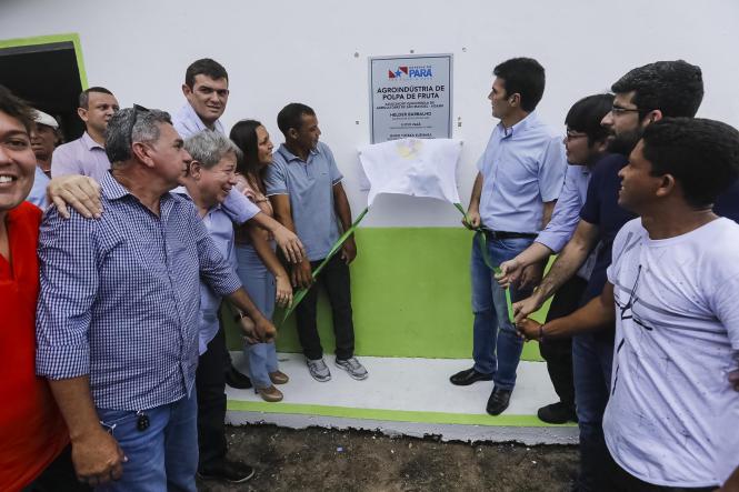 Quase 200 famílias serão beneficiadas, direta e indiretamente, com a abertura da agroindústria de beneficiamento de frutas na comunidade de Vila São Manoel, na zona rural de Moju, no nordeste paraense. A inauguração aconteceu neste sábado (16), e contou com a presença do governador do Estado, Helder Barbalho, e da prefeita do município, Nilma Lima.

FOTO: MARCELO SEABRA / AGÊNCIA PARÁ
DATA: 16.03.2019
MOJU - PA <div class='credito_fotos'>Foto: Marcelo Seabra / Ag. Pará   |   <a href='/midias/2019/originais/b53978bc-a0b1-4324-adc1-0e2c41c7f8c5.jpg' download><i class='fa-solid fa-download'></i> Download</a></div>
