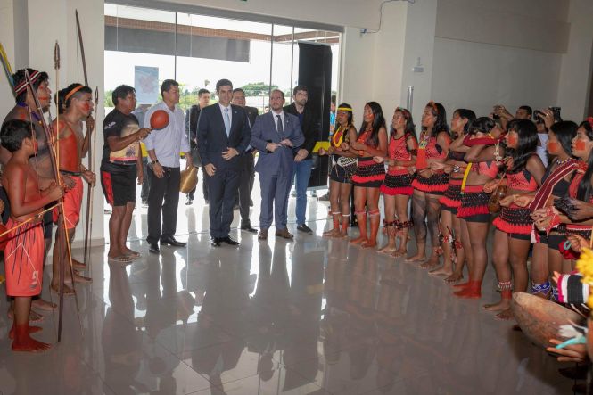 Durante dois dias, a cidade de Marabá, no Sudeste do Estado, esteve, mais uma vez, em destaque. A cidade sediou o I Encontro Regional de Educação e entregou a população 100 policiais militares, que a partir de hoje reforçarão a segurança do Estado. Nesta sexta-feira (03), no Centro de Convenções, ocorreu o encerramento do encontro e a solenidade de formatura dos novos soldados, que contou com a participação do governador do Estado, Helder Barbalho.

FOTO: MARCO SANTOS / AGÊNCIA PARÁ
DATA: 03.05.2019
BELÉM - PARÁ



 <div class='credito_fotos'>Foto: Marco Santos / Ag. Pará   |   <a href='/midias/2019/originais/b53a8181-8708-46fc-9e87-7cffdfcecd11.jpg' download><i class='fa-solid fa-download'></i> Download</a></div>