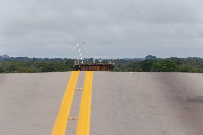 Duas equipes de mergulhadores iniciaram o trabalho de amarração dos destroços da ponte Rio Moju nesta terça-feira (30). Eles farão a amarração de 24 cabos de aço aos escombros da balsa e da estrutura que desabou para que, assim, seja feita a movimentação do tabuleiro, que mede de 80 metros e pesa 850 toneladas. Toda a ação é acompanhada pela Secretaria de Estado de Transportes (Setran).

FOTO: FERNANDO ARAÚJO / AGÊNCIA PARÁ
DATA: 30.04.2019
BELÉM - PARÁ <div class='credito_fotos'>Foto: Fernando Araújo/Ag. Pará   |   <a href='/midias/2019/originais/b5645a0e-7ad1-4bfa-b2d1-448355c6cda5.jpg' download><i class='fa-solid fa-download'></i> Download</a></div>