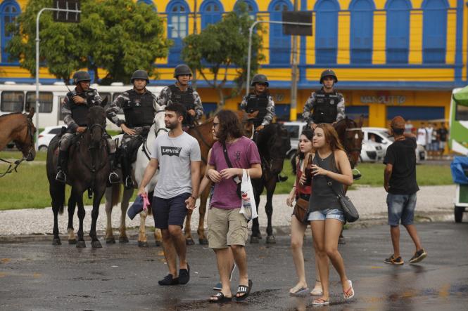 Os foliões vêm lotando as ruas da Cidade Velha ao longo dos últimos finais de semana do pré-carnaval, em Belém. Milhares de pessoas se encontram no corredor da folia na avenida Doutor Assis, local por onde passam as dezenas de blocos. Mas para que os participantes tenham momentos de entretenimento sem nenhum tipo de risco, foi montado um forte esquema de segurança para garantir a paz dos festejos.

FOTO: FERNANDO ARAÚJO / AGÊNCIA PARÁ
DATA: 10.02.2019
BELÉM - PARÁ <div class='credito_fotos'>Foto: Fernando Araújo / agência Pará   |   <a href='/midias/2019/originais/b56b8450-b75f-4288-9ccc-588e985b2c85.jpg' download><i class='fa-solid fa-download'></i> Download</a></div>