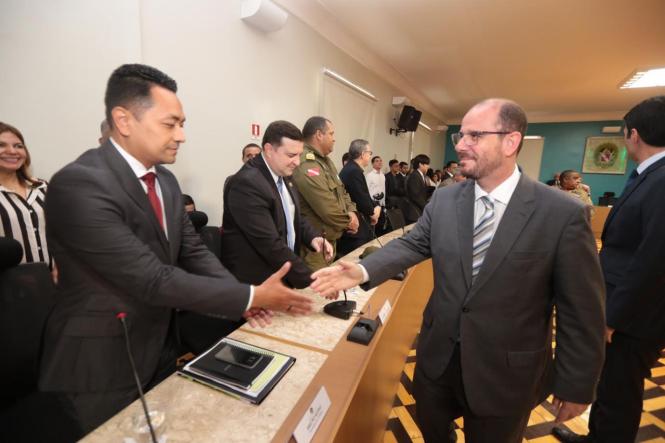 Na primeira manhã de trabalho do Governador Helder Barbalho, nesta quarta-feira (02), foi assinado ofício enviado ao Ministro da Justiça e Segurança Pública, Sérgio Fernando Moro, solicitando o emprego de 500 agentes da Força Nacional de Segurança Pública para imediato reforço do efetivo local e preservação da ordem pública. Helder ainda deu posse aos secretários, presidentes de instituições e diretores que fazem parte de sua equipe. Logo no inicio da manhã Helder Barbalho visitou as tropas da ação integrada da Secretaria de Estado de Segurança Pública (Segup) que leva o reforço da segurança para os bairros de Belém envolvendo cerca de 400 agentes. Durante a posse dos novos secretários (foto) o governador Helder Barbalho ressaltou a absoluta confiança nos nomeados cujas escolhas foram pautadas fundamentalmente por critérios técnicos e de acordo com a qualificação profissional de cada um deles. Para ele os critérios de escolha utilizados “permitirão um novo patamar de gestão ao Estado e que possamos o quanto antes fazer chegar à sociedade paraense as mudanças desejadas e reivindicadas por cada cidadão deste Estado”, comentou.

FOTO: MARCO SANTOS
DATA: 02.01.2019
BELÉM - PARÁ <div class='credito_fotos'>Foto: MARCO SANTOS   |   <a href='/midias/2019/originais/b5857ccd-85ae-48cb-bd36-2b097e5292aa.jpg' download><i class='fa-solid fa-download'></i> Download</a></div>