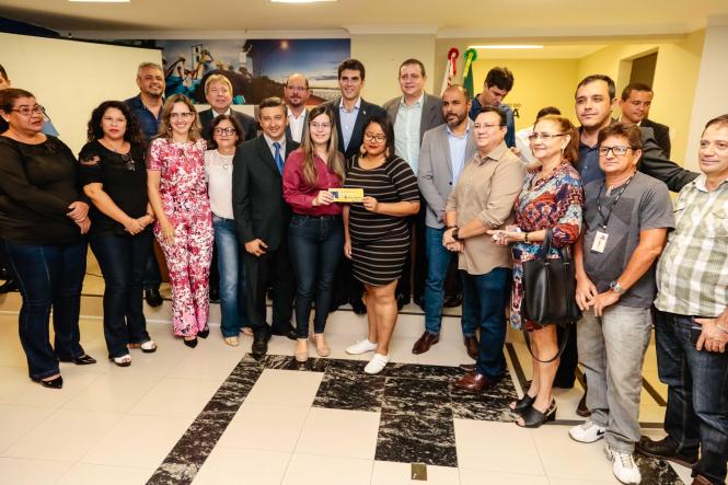 Quinze famílias, vítimas de incêndios em Belém, receberam das mãos do governador Helder Barbalho Cheques Moradia nesta quinta-feira (21). As famílias são oriundas dos bairros do Jurunas, Val-de-Cans, Guamá e Telegrafo. Além das 15 famílias, mais dois idosos, que estão com moradia com risco de desabamento, também receberam o benefício.

FOTO: MARCELO SEABRA / AGÊNCIA PARÁ
DATA: 21.02.2019
BELÉM - PA <div class='credito_fotos'>Foto: Marcelo Seabra / Ag. Pará   |   <a href='/midias/2019/originais/b592e319-fc09-4f50-88d7-e64a3ccc79b3.jpg' download><i class='fa-solid fa-download'></i> Download</a></div>