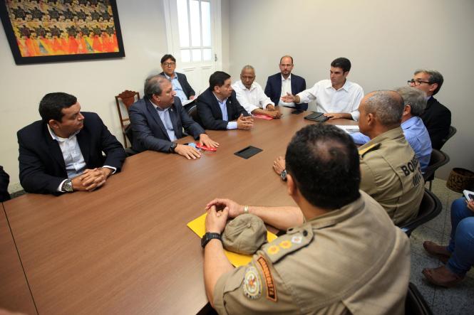 Na tarde da última sexta, o governador Helder Barbalho reuniu com a Federação Paraense de Futebol e os representantes dos órgãos de segurança pública no gabinete do governo e garantiu a reabertura do estádio, que logo voltará a sediar campeonatos de todas as modalidades. 

FOTO: THIAGO GOMES/AGÊNCIA PARÁ
DATA: 19.01.2019
BELÉM - PARÁ



 <div class='credito_fotos'>Foto: Thiago Araújo/Ag. Pará   |   <a href='/midias/2019/originais/b5cc966c-1c76-48b6-8256-a07e25b28014.jpg' download><i class='fa-solid fa-download'></i> Download</a></div>