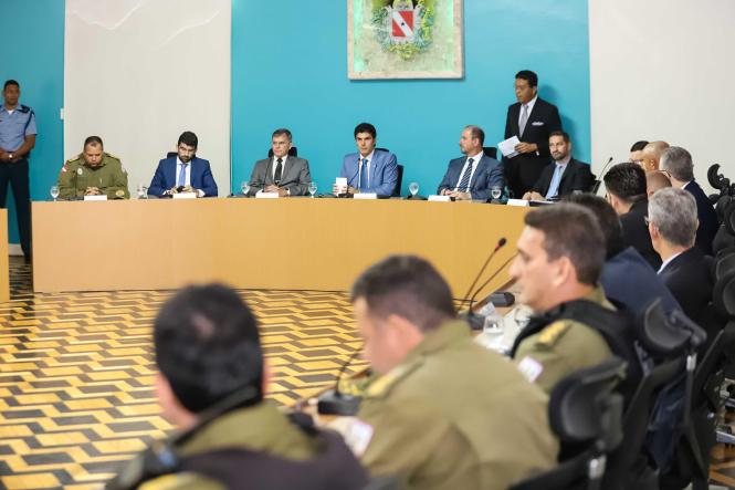 O general Guilherme Theophilo, titular da Secretaria Nacional de Segurança Pública (Senasp), desembarcou hoje ao Pará e apresentou ao governador Helder Barbalho e representantes dos órgãos do Sistema de Segurança Pública (SISP) o Programa Nacional de Enfrentamento à Criminalidade Violenta, que terá início nos próximos meses e, assim como ocorre no planejamento do governo do Pará, o programa federal também une o uso das forças policiais com ações de governo que efetivamente atuem no prevenção à criminalidade. A reunião teve ainda a participação de representantes dos poderes legislativos estadual e federal, e da Prefeitura de Ananindeua, um dos 7 municípios escolhidos pelo Governo Federal para receber o programa nacional.

FOTO: MARCO SANTOS / AGÊNCIA PARÁ
DATA: 07.03.2019
BELÉM - PA <div class='credito_fotos'>Foto: Marco Santos / Ag. Pará   |   <a href='/midias/2019/originais/b5e5ee78-87a6-4c06-929c-0c5e5b2c053d.jpg' download><i class='fa-solid fa-download'></i> Download</a></div>