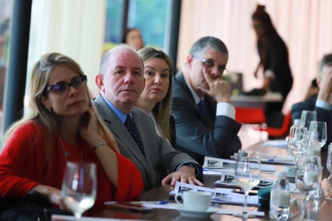 Teve início, na manhã desta quarta-feira (30), em São Paulo (SP), o evento Encontro Rede Juntos Estados, que discute os desafios enfrentados na gestão das finanças públicas com governadores, secretários e especialistas na área fiscal. O Governo do Pará já está representado pelo secretários da Fazenda, René Sousa, e do Planejamento, Hana Ghassan, que neste momento debatem questões de arrecadação ao lado de especialistas, como o economista Paulo Tafner, da Universidade de São PAULO (USP), e o secretário do Tesouro Nacional do governo federal, Mansueto Almeida.  

NA FOTO: 0s secretários da Fazenda, René Sousa, e do Planejamento, Hana Ghassan.

FOTO: Alexandre de Paulo / Divulgação
DATA: 30.01.2019
SÃO PAULO- SP

 <div class='credito_fotos'>Foto: Alexandre de Paulo / Divulgação   |   <a href='/midias/2019/originais/b5febcdc-2230-4d8f-94da-17c4a7a00b57.jpg' download><i class='fa-solid fa-download'></i> Download</a></div>