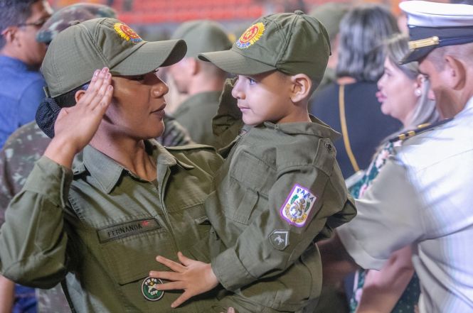 Quatrocentos e trinta novos soldados da Polícia Militar serão distribuídos a partir de hoje para atuar nas ações de policiamento preventivo, ostensivo e repressivo na Região Metropolitana de Belém. A solenidade que marcou a entrega dos novos policiais militares à sociedade ocorreu na manhã desta quinta-feira (2), na Arena Guilherme Paraense, o “Mangueirinho”, com a presença do governador do Estado, Helder Zaluth Barbalho. Nesta sexta-feira (03), o Governo do Estado participa da formatura de outros cem soldados, no município de Marabá.

FOTO: MARCO SANTOS / AGÊNCIA PARÁ 
DATA: 02.05.2019
BELÉM - PARÁ <div class='credito_fotos'>Foto: Marco Santos / Ag. Pará   |   <a href='/midias/2019/originais/b5ffbe90-a4d0-4b33-82ed-345aec392d69.jpg' download><i class='fa-solid fa-download'></i> Download</a></div>