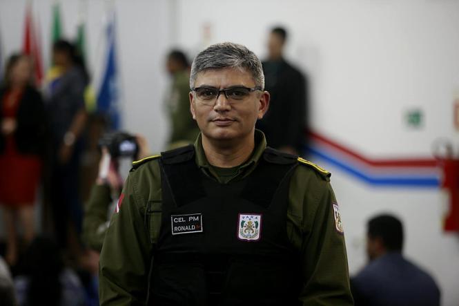 A Escola de Governança do Pará (EGPA) entregou, no final da tarde desta quinta-feira (4), em Marabá, cerca de 100 certificados de conclusão de cursos de capacitação oferecidos a servidores públicos estaduais e de diversos municípios do sul e sudeste paraense. As regiões recebem, até esta sexta-feira (5), o programa Governo Por Todo o Pará, iniciativa da gestão estadual que leva a administração para mais perto das diferentes regiões do Estado.

NA FOTO: CEL. RONALD

FOTO: MAYCON NUNES / AGENCIA PARA
DATA: 04.04.2019
MARABA - PARA <div class='credito_fotos'>Foto: Maycon Nunes / Ag. Pará   |   <a href='/midias/2019/originais/b63a4c31-15b5-4a2a-994b-03c7eaf85545.jpg' download><i class='fa-solid fa-download'></i> Download</a></div>