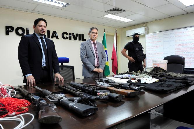 A Polícia Civil do Pará apresentou, nesta sexta-feira (22), em entrevista coletiva na sede da Delegacia-Geral, em Belém, armamento e outros materiais apreendidos após uma troca de tiros com dois envolvidos no roubo à agência do Banpará que fica em Bonito, nordeste do Estado. As informações foram repassadas pelos delegados Fausto Bulcão, titular da Delegacia de Repressão a Roubos a Bancos e Antissequestro (DRRBA), e pelo delegado Sérvulo Cabral, diretor de Polícia Especializada (DPE). 

FOTO: ASCOM/ POLÍCIA CIVIL
DATA: 22.03.2019
BELÉM - PA <div class='credito_fotos'>Foto: ASCOM / POLÍCIA CÍVIL   |   <a href='/midias/2019/originais/b65dd7e8-551b-4969-ab54-c0c4740d749c.jpg' download><i class='fa-solid fa-download'></i> Download</a></div>