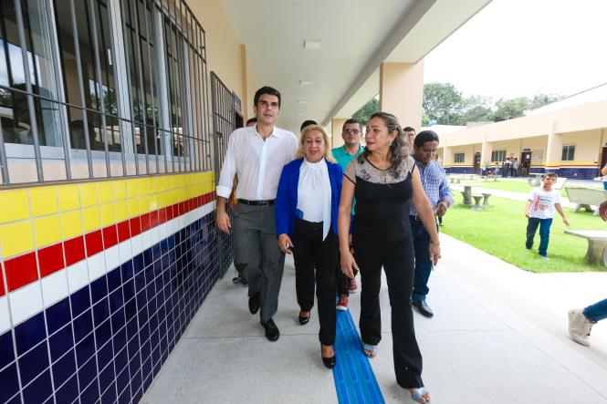 O Governo do Estado, por meio da Secretaria de Estado de Educação (Seduc), entregou mais uma escola totalmente reformada e ampliada para melhor comodidade de professores e alunos. Com mais de 1 mil alunos matriculados nos três turnos, a Escola Estadual de Ensino Fundamental e Médio Jarbas Passarinho, em Belém, iniciou o ano letivo com a entrega da obra de reforma e ampliação de todo o complexo da instituição. A reinauguração do espaço aconteceu na manhã de hoje, 21, com a presença do governador Helder Barbalho, do vice-governador Lúcio Vale, da secretária de educação, professora Leila Freire e de diversas autoridades.

FOTO: WAGNER SANTANA AGÊNCIA / PARÁ
DATA: 21.02.2019
BELÉM - PA <div class='credito_fotos'>Foto: Wagner Santana / Ag. Pará   |   <a href='/midias/2019/originais/b6753cbb-fdc6-4072-95f7-d1a593f67c46.jpg' download><i class='fa-solid fa-download'></i> Download</a></div>