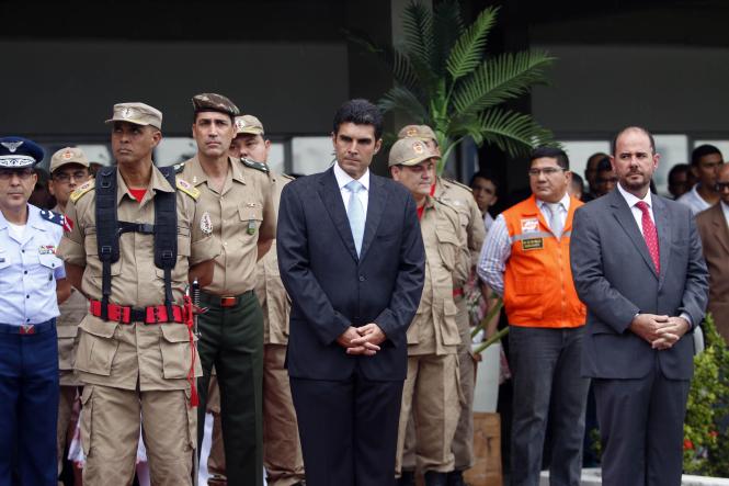 O governador Helder Barbalho empossou, na tarde desta sexta-feira (11), em Belém, o novo comandante-geral do Corpo de Bombeiros do Pará, Coronel QOBM Hayman Apolo Gomes de Souza, que também assumiu a coordenação da Defesa Civil Estadual. Até então, o Coronel Hayman – que tem 49 anos de idade e 26 anos de serviços prestados ao Corpo de Bombeiros – exercia a função de diretor de serviços técnicos da corporação.  

FOTO: THIAGO GOMES/ AG. PARÁ
DATA: 12.01.2019
BELÉM - PARÁ <div class='credito_fotos'>Foto: Thiago Gomes /Ag. Pará   |   <a href='/midias/2019/originais/b677852f-502c-45cb-8bab-7badcf775ec2.jpg' download><i class='fa-solid fa-download'></i> Download</a></div>