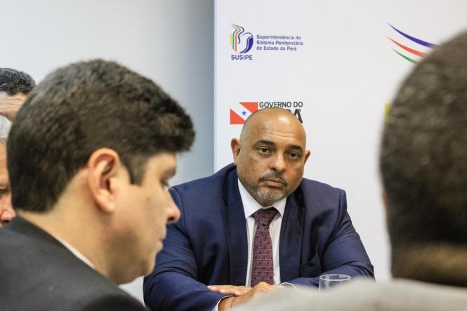 Uma reunião realizada na manhã desta quarta-feira (13), entre dirigentes da Superintendência do Sistema Penitenciário do Estado (Susipe) e representantes da Polícia Federal (PF), discutiu o planejamento para a implementação da coleta biométrica de presos no Pará. Mais de 19 mil presos no Pará devem ser inseridos em um banco de dados com as informações digitais.

FOTO: ASCOM / SUSIPE
DATA: 14.03.2019
BELÉM - PA <div class='credito_fotos'>Foto: ASCOM / SUSIPE   |   <a href='/midias/2019/originais/b6bcaa56-8024-4a19-ac05-c2622f2061b8.jpg' download><i class='fa-solid fa-download'></i> Download</a></div>