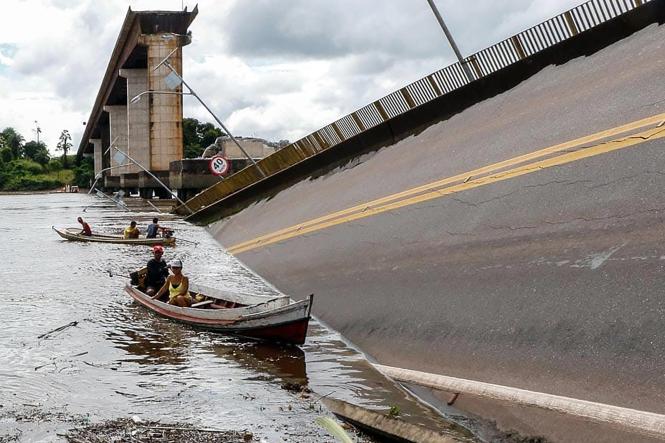 O Corpo de Bombeiros do Pará informa que suspendeu, por volta de 18h20 deste sábado (6), as buscas no Rio Moju, na área em que parte da terceira ponte da Alça Viária desabou após uma balsa colidir com um dos pilares da estrutura pouco depois de 1h da manhã. Uma testemunha afirmou que dois veículos de passeio teriam caído. Com a ajuda da Capitania dos Portos, mergulhadores realizaram a varredura na área durante todo o dia, mas nem os carros, nem as possíveis vítimas, foram localizadas até o momento. 

FOTO:WAGNER SANTANA / AGÊNCIA PARÁ
DATA: 06.04.2019
MOJU - PA <div class='credito_fotos'>Foto: Wagner Santana / Ag. Pará   |   <a href='/midias/2019/originais/b6bdd416-b18e-420b-90bb-fcbad18171b9.jpg' download><i class='fa-solid fa-download'></i> Download</a></div>