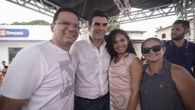 O governador Helder Barbalho e o vice-governador, Lúcio Vale, inauguraram neste sábado (23) a segunda agência do Banco do Estado do Pará (Banpará) em 80 dias de governo, dessa vez no município de Porto de Moz, no oeste paraense. 

FOTO: MARCO SANTOS / AG. PARÁ
DATA: 23.03.3029
PORTO DE MOZ - PARÁ <div class='credito_fotos'>Foto: Marco Santos / Ag. Pará   |   <a href='/midias/2019/originais/b6c1ba0c-50b4-408c-886a-a76692be098c.jpg' download><i class='fa-solid fa-download'></i> Download</a></div>