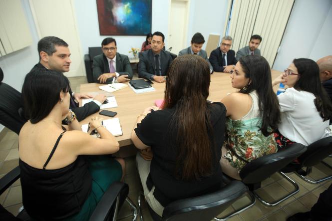 O procurador geral do Estado, Ricardo Sefer, convocou uma reunião na manhã desta segunda-feira (7), na sede do PGE, em Belém, com os representantes do Instituto de Terras do Pará (Iterpa) e da Secretaria de Estado de Meio Ambiente e Sustentabilidade (Semas), para repassar orientações do governador Helder Barbalho.

FOTO: MÁCIO FERREIRA / AG. PARÁ
DATA: 07.01.2019
BELÉM - PARÁ <div class='credito_fotos'>Foto: MÁCIO FERREIRA/ AG. PARÁ   |   <a href='/midias/2019/originais/b6c25ef0-fa13-4b87-b936-3732603f6fd2.jpg' download><i class='fa-solid fa-download'></i> Download</a></div>