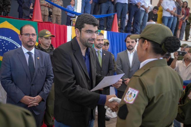 Durante dois dias, a cidade de Marabá, no Sudeste do Estado, esteve, mais uma vez, em destaque. A cidade sediou o I Encontro Regional de Educação e entregou a população 100 policiais militares, que a partir de hoje reforçarão a segurança do Estado. Nesta sexta-feira (03), no Centro de Convenções, ocorreu o encerramento do encontro e a solenidade de formatura dos novos soldados, que contou com a participação do governador do Estado, Helder Barbalho.

FOTO: MARCO SANTOS / AGÊNCIA PARÁ
DATA: 03.05.2019
BELÉM - PARÁ



 <div class='credito_fotos'>Foto: Marco Santos / Ag. Pará   |   <a href='/midias/2019/originais/b6c36445-fa97-4224-afaf-2f8c474579f9.jpg' download><i class='fa-solid fa-download'></i> Download</a></div>