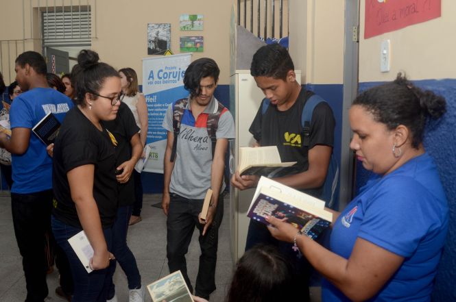 O Tribunal Regional do Trabalho da 8ª região (TRT8) iniciou, nesta quarta-feira (8) uma ação de combate ao trabalho infantil por meio da leitura, visando criar no aluno o hábito de ler e fazendo com que o tempo fora da escola seja ocupado de forma positiva. Com o nome “A Coruja vai aos Bairros”, o projeto vai ser implantado em Escolas Estaduais, Municipais e Comunidades Carentes da Região Metropolitana de Belém.

FOTO: ELISEU DIAS / ASCOM SEDUC
DATA: 09.05.2019
BELÉM - PARÁ <div class='credito_fotos'>Foto: Eliseu Dias / Ascom Seduc   |   <a href='/midias/2019/originais/b701d1a5-6ab9-4365-8bf1-6c42a00a8dba.jpg' download><i class='fa-solid fa-download'></i> Download</a></div>