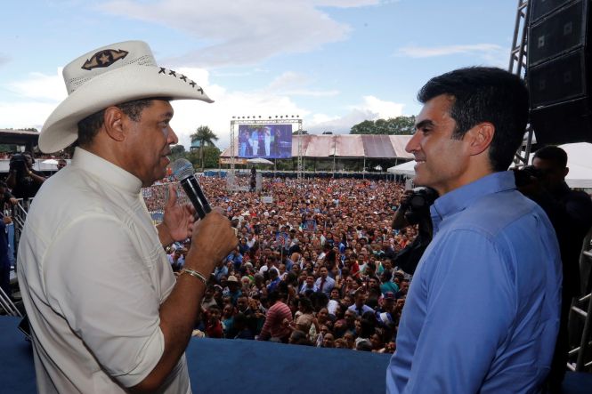 O governador do Pará, Helder Barbalho, passou o feriado do Dia Mundial do Trabalho, nesta quarta-feira (1°), prestigiando eventos de congregações religiosas em Belém. No início da tarde, o chefe do Executivo esteve no Centenário Centro de Convenções “Vale da Bênção”, na Rodovia Augusto Montenegro, onde participou do XXXVIII Congresso Estadual do Grupo Missionário de Homens da Igreja do Evangelho Quadrangular (IEQ). Na ocasião, ele ressaltou a importância da parceria entre poder público e as igrejas na construção de uma sociedade mais justa e igualitária.

FOTO: MARCELO SEABRA / AGÊNCIA PARÁ
DATA: 01.05.2019
BELÉM - PARÁ <div class='credito_fotos'>Foto: Marcelo Seabra / Ag. Pará   |   <a href='/midias/2019/originais/b70b966e-0731-4f82-ab36-bd4e9e2cf05c.jpg' download><i class='fa-solid fa-download'></i> Download</a></div>