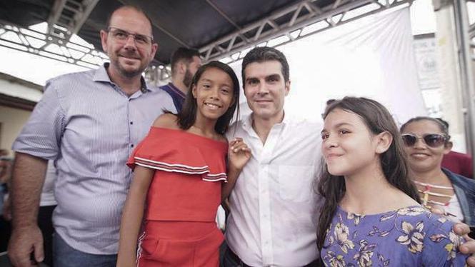 O governador Helder Barbalho e o vice-governador, Lúcio Vale, inauguraram neste sábado (23) a segunda agência do Banco do Estado do Pará (Banpará) em 80 dias de governo, dessa vez no município de Porto de Moz, no oeste paraense. 

FOTO: MARCO SANTOS / AG. PARÁ
DATA: 23.03.3029
PORTO DE MOZ - PARÁ <div class='credito_fotos'>Foto: Marco Santos / Ag. Pará   |   <a href='/midias/2019/originais/b70cdbec-c719-4e7e-b7ca-c392f7591bd8.jpg' download><i class='fa-solid fa-download'></i> Download</a></div>