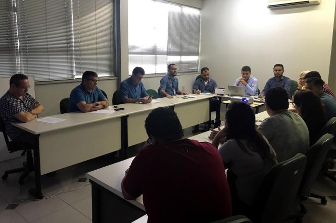 O esquema para a elaboração do Plano de Desenvolvimento da Aquicultura e Pesca do Pará começou a ser traçado nesta sexta-feira (12), em reunião conduzida pelo engenheiro de pesca Felipe Matias, especialista em aquicultura e consultor da área na Secretaria de Desenvolvimento Agropecuário e da Pesca (Sedap). 

FOTO:  Mateus Costa - Ascom Sedap
DATA: 12.04.2019
BELÉM - PARÁ <div class='credito_fotos'>Foto: Mateus Costa / ascom sedap   |   <a href='/midias/2019/originais/b7513a29-b92e-4ed5-beda-9679c6362407.jpg' download><i class='fa-solid fa-download'></i> Download</a></div>