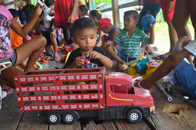 Alimentos não perecíveis, roupas, calçados, brinquedos e livros foram entregues (foto) a moradores ribeirinhos pela Secretaria de Estado de Segurança Pública e Defesa Social (Segup), por meio do Grupamento Fluvial (Gflu), e apoio do movimento de voluntários denominado Grupo de Coração. A entrega aconteceu na manhã desta sexta-feira, 4, partindo da sede do Grupamento até a ilha Urubuoca, localizada na frente do Distrito de Icoaraci. Cerca de 25 famílias se beneficiaram com a ação. Todas elas possuem crianças ou jovens inseridos no projeto social Ribeirinho da Paz, promovido há oito anos pelo Gflu em parceria com a Companhia Fluvial. 

FOTO: ELIELSON MODESTO / ASCOM SEGUP
DATA: 04.01.2019
ICOARACI - PARÁ <div class='credito_fotos'>Foto: Elielson Modesto / Ascom Segup   |   <a href='/midias/2019/originais/b7624eff-8ffd-42b0-a3ef-cd936ff69a2a.jpg' download><i class='fa-solid fa-download'></i> Download</a></div>