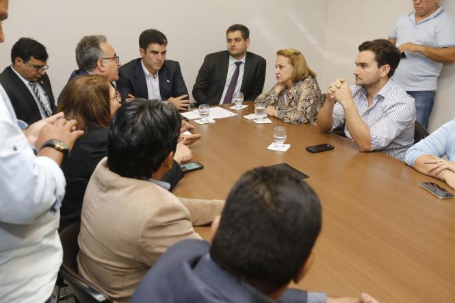 O governador Helder Barbalho recebeu, no início da noite desta quinta-feira (11), no Palácio do Governo, em Belém, uma comissão formada por deputados federais, estaduais, vereadores e representantes do município de Marituba (Região Metropolitana de Belém), para discutir a situação do aterro sanitário localizado no município. Atualmente, o aterro recebe resíduos sólidos de Marituba, Belém e Ananindeua, e já teve seu fechamento anunciado para o próximo mês de maio.

FOTO: MARCELO SEABRA / AGÊNCIA PARÁ
DATA: 12.04.2019
BELÉM - PARÁ <div class='credito_fotos'>Foto: Marcelo Seabra / Ag. Pará   |   <a href='/midias/2019/originais/b76900af-2678-48cf-aa77-19f7f526a73a.jpg' download><i class='fa-solid fa-download'></i> Download</a></div>