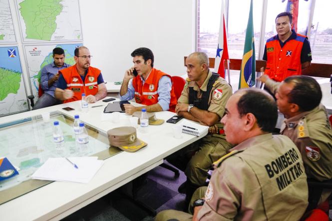 O governador Helder Barbalho e o vice-governador, Lúcio Vale, anunciaram, durante coletiva neste sábado (6), que o Estado não irá cessar as buscas pelas possíveis vítimas do acidente na ponte Rio Moju, a terceira da Alça Viária, até que elas sejam localizadas. Como medidas emergenciais para minimizar os impactos sofridos pela população, o chefe do Executivo estadual informou que serão construídas rampas, nos dois lados da ponte, para possibilitar o fluxo de balsas no local onde a a estrutura da ponte foi destruída após a colisão de uma balsa, na madrugada deste sábado (6). Serão recuperados ainda os portos do Arapari, em Barcarena, e o Porto Bannach, localizado na Avenida Bernardo Sayão, no bairro do Guamá, em Belém.

FOTO: FERNANDO ARAÚJO / AGÊNCIA PARÁ
DATA: 06.04.2019 <div class='credito_fotos'>Foto: Fernando Araújo/Ag. Pará   |   <a href='/midias/2019/originais/b778a67b-bf5f-4899-b3cb-81448f9b2663.jpg' download><i class='fa-solid fa-download'></i> Download</a></div>