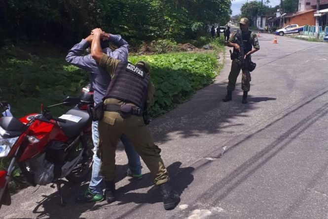 Desde o início da Operação Semana Santa na última quinta-feira (18), até este sábado (20), nenhuma ocorrência grave foi registrada no distrito de Mosqueiro, pertencente a Belém.

FOTO: ASCOM /  SEGUP - PA
DATA: 20.04.2019
MOSQUEIRO - PARA <div class='credito_fotos'>Foto: Ascom Segup   |   <a href='/midias/2019/originais/b79d06a5-327c-4cd9-a357-d2444cf6e83e.jpg' download><i class='fa-solid fa-download'></i> Download</a></div>