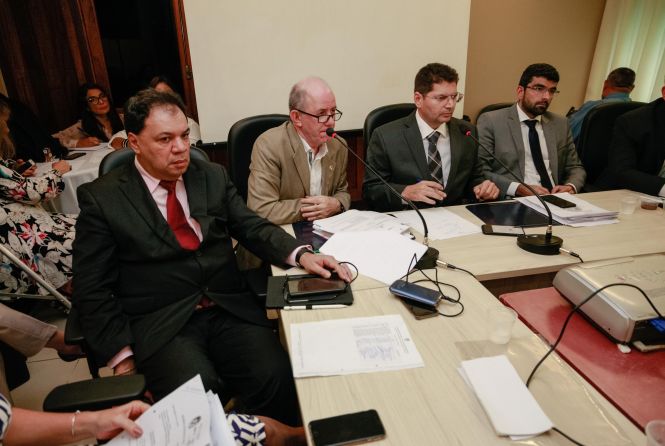 As comissões de Constituição e Justiça, e Fiscalização Financeira e Orçamentária votaram, nesta quarta-feira (8), sete decretos tributários que foram enviados pelo Governo do Estado à Assembleia Legislativa do Estado (Alepa). Cinco foram imediatamente aprovados pela maioria e dois foram retirados de pauta para uma apreciação mais detalhada. Os projetos serão levados, agora, para a votação no plenário da Alepa.

FOTO: FERNANDO ARAÚJO / AGÊNCIA PARÁ
DATA: 08.05.2019
BELÉM - PARÁ <div class='credito_fotos'>Foto: Fernando Araújo/Ag. Pará   |   <a href='/midias/2019/originais/b7acd5a9-adbc-4fde-a982-3aead575d316.jpg' download><i class='fa-solid fa-download'></i> Download</a></div>