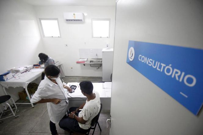 Na manhã desta quinta-feira (21), na Unidade Básica de Saúde do Complexo de Santa Izabel (Região Metropolitana de Belém), técnicos de enfermagem e enfermeiros das 10 unidades prisionais do Complexo participaram de um treinamento para construção do fluxo de entrada de presos portadores de Doenças Sexualmente Transmissíveis (DSTs), incluindo HIV. Esse fluxo facilita a logística e o deslocamento dos presos para receber o atendimento necessário. A equipe técnica da Superintendência do Sistema Penitenciário (Susipe) recebeu orientações sobre os procedimentos iniciais no atendimento aos internos diagnosticados com o vírus HIV.

FOTO: ASCOM / SUSIPE
DATA: 21.03.2019
BELÉM - PA <div class='credito_fotos'>Foto: ASCOM / SUSIPE   |   <a href='/midias/2019/originais/b7d58365-5f7d-4574-b851-089c119bda61.jpg' download><i class='fa-solid fa-download'></i> Download</a></div>