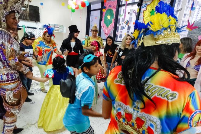 Crianças em tratamento oncológico, em Belém (PA), puderam dançar e se divertir no 3º Bailinho de Carnaval do Hospital Oncológico Infantil Octávio Lobo, que aconteceu nesta sexta-feira, 1/3, com a presença de integrantes da bateria da escola de samba Rancho Não Posso Me Amofiná. A festa aconteceu na brinquedoteca da Unidade, que é administrada pela Pró-Saúde Associação Beneficente de Assistência Social e Hospitalar, sob contrato com a Secretaria de Estado de Saúde Pública (Sespa).

FOTO: ASCOM / HPEG
DATA: 01.03.2019
BELÉM - PA <div class='credito_fotos'>Foto: ASCOM / HPEG   |   <a href='/midias/2019/originais/b802e8cf-dff7-4974-a6df-40aeb8f7c60a.jpg' download><i class='fa-solid fa-download'></i> Download</a></div>